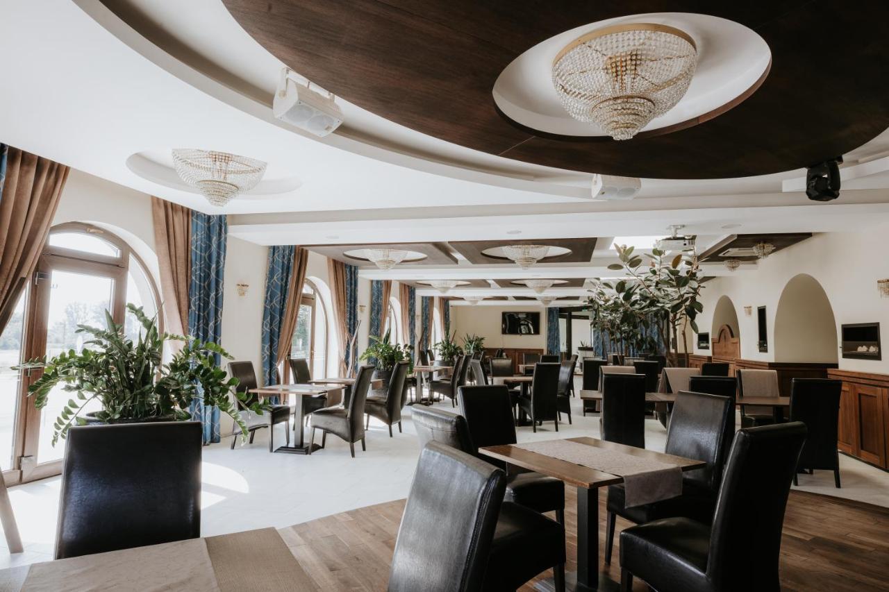 Hotel Bonaparte Kosice Bagian luar foto