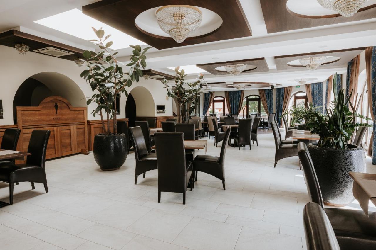 Hotel Bonaparte Kosice Bagian luar foto