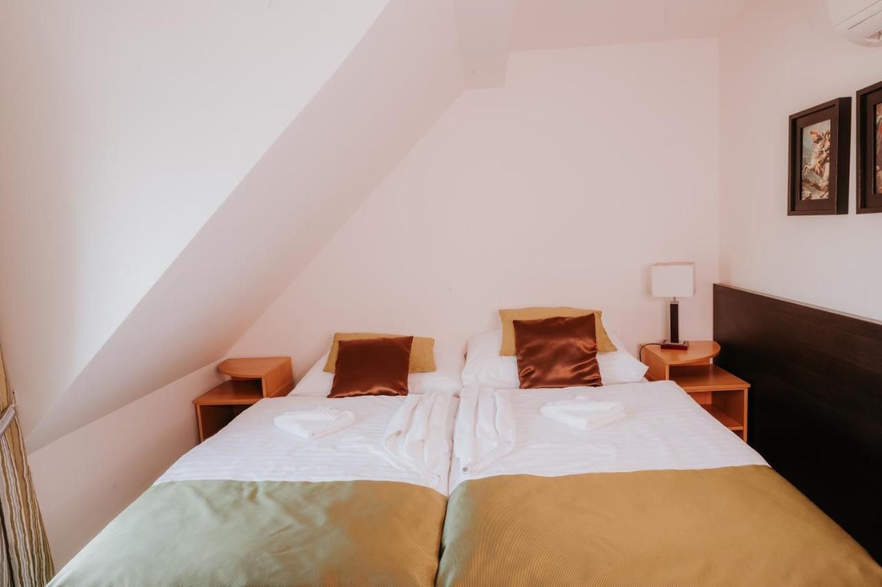 Hotel Bonaparte Kosice Bagian luar foto