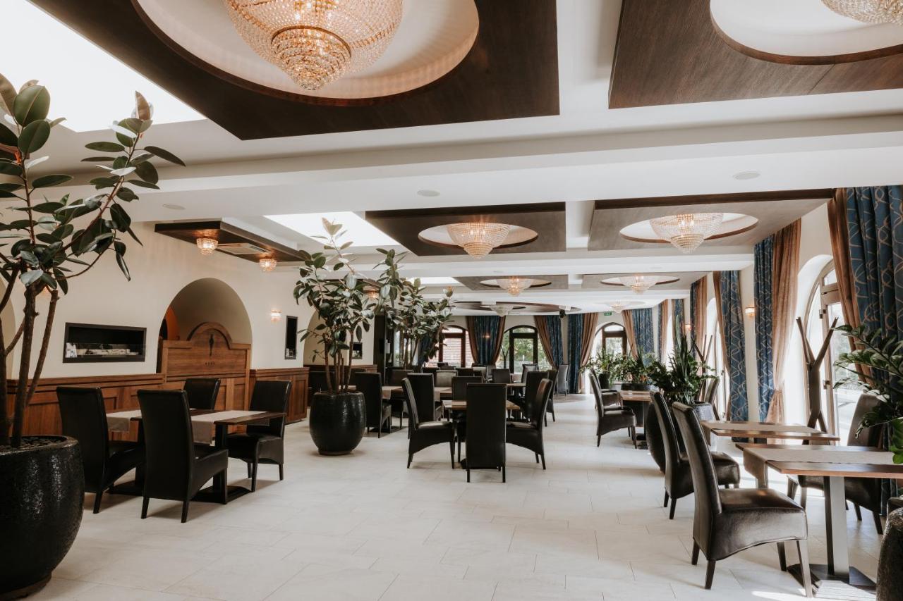 Hotel Bonaparte Kosice Bagian luar foto